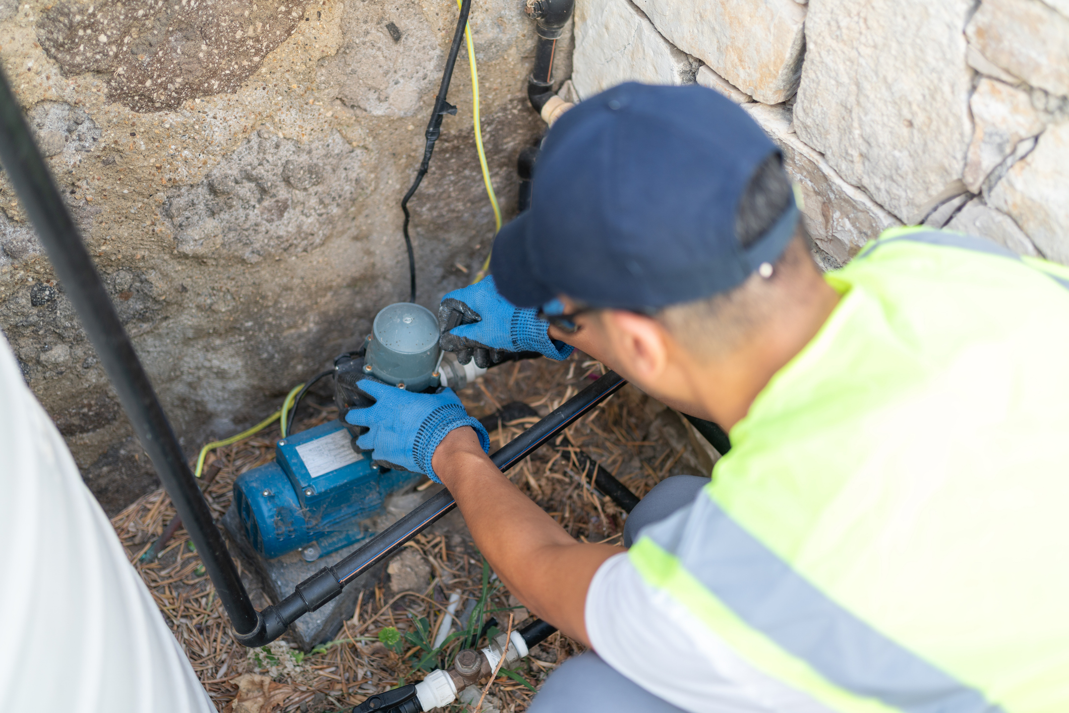 Plumber in atlanta georgia fixing yard leak